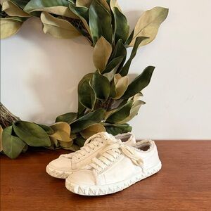 Size 9 91/2 This is a Stuart Weitzman shoe